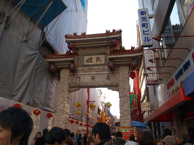 元町の中華街。<br />ルミナリエ効果かものすごい混雑