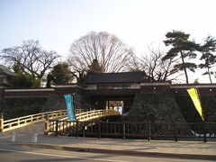 ＜高島城／冠木門＞
高島城の本丸だった場所は、高島公園として整備されている。
お堀に架かる冠木橋を渡り、冠木門から中に入る。