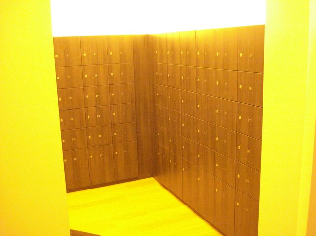 受付でくつ入れのカギをもらいます。<br />もらった番号の場所を探してくつを入れます。<br /><br />スリッパが散乱なんてこともなく、気持ちがいいです。