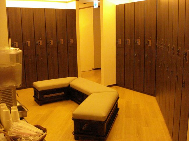 ロッカーは自分で好きな番号を決めてドアを閉めるのですが・・・<br /><br />決めてからロックするのについ先にロックしてしまいあっ・・・ということにならないようにご注意！<br /><br />１度やってしまいました。