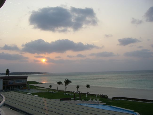 ホテルの前はイーフビーチ