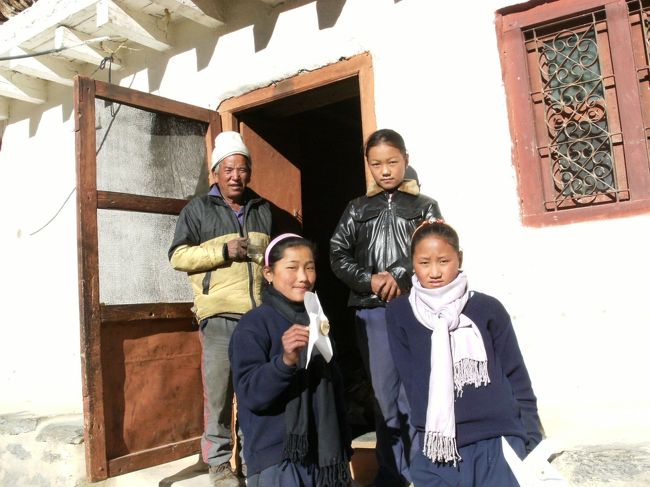 <br />　地元の子どもがよそ者の私たちを珍しそうに眺めている・・・<br /><br />　この国では、大人も子どもも皆よく挨拶する。見知らぬ人にも気軽に”NAMASTE・ナマステ”と言って、両手を合わせて挨拶する。こちらも自然に”ナマステ”というようになってしまった。<br /><br />　ナマステは、「おはよう」、「こんにちわ」、「ありがとう」、「さようなら」どんな場面でも通用するから便利だ。<br /><br />　ハワイの”アロハ”のようなものである。<br /><br />　<br /><br />　