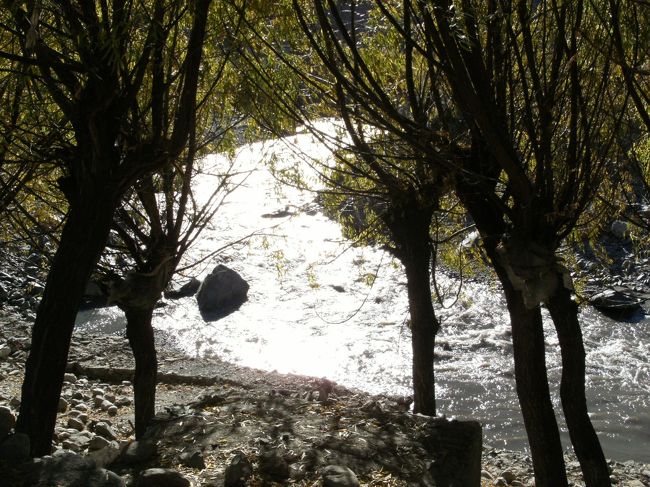 <br />　カルガンダキ支流の流れも朝日に反射してまぶしい・・