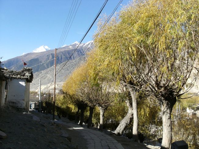 <br />　青い空に雪を抱いた山々・・