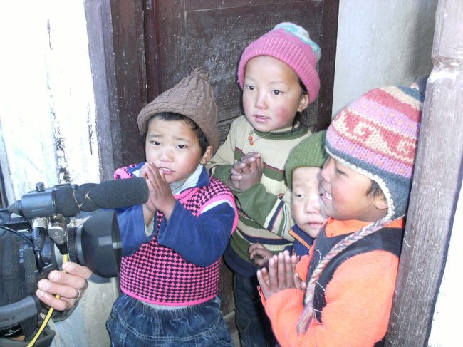 <br />　さっそく子どもたちが出てきた・・<br /><br />　豊かとはいえないが、どの子も表情が明るい、<br /><br />　テレビの取材カメラにも”ナマステ”と挨拶している。