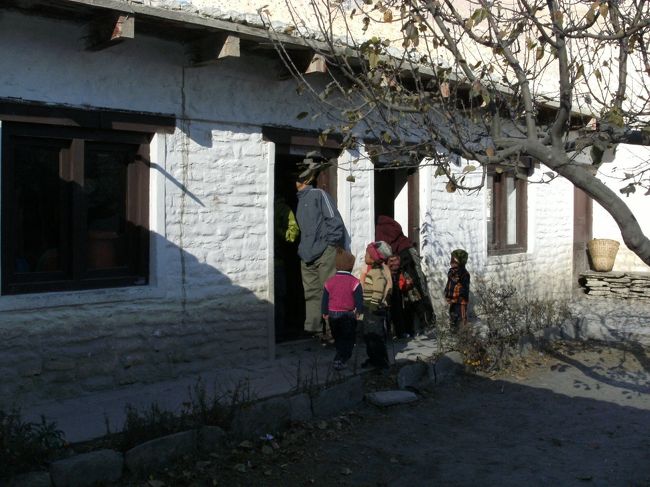 <br />　珍しそうに外来客について廻る園の子どもたち・・