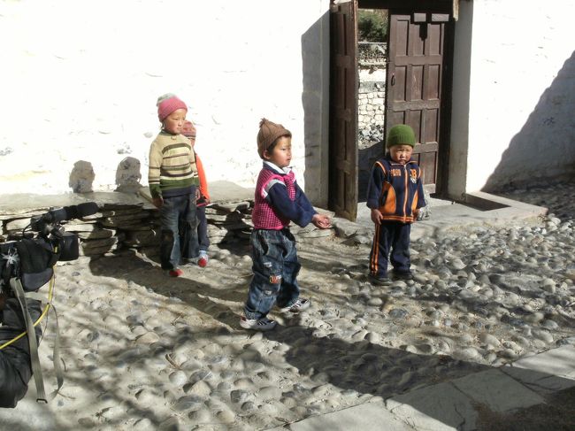 <br />　中庭で元気よく遊ぶ園の子どもたち・・