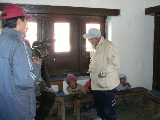 <br />　近藤先生を取材するテレビスタッフ・・