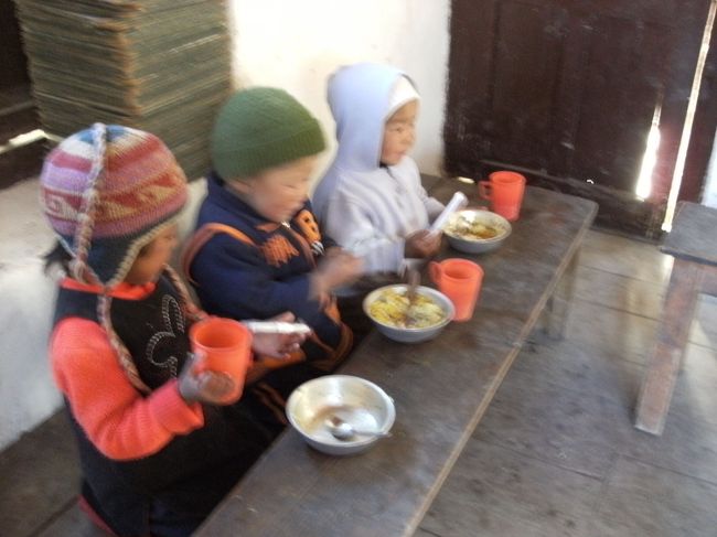 <br />　嬉しそうに受け取る子どもの笑顔がいい・・・