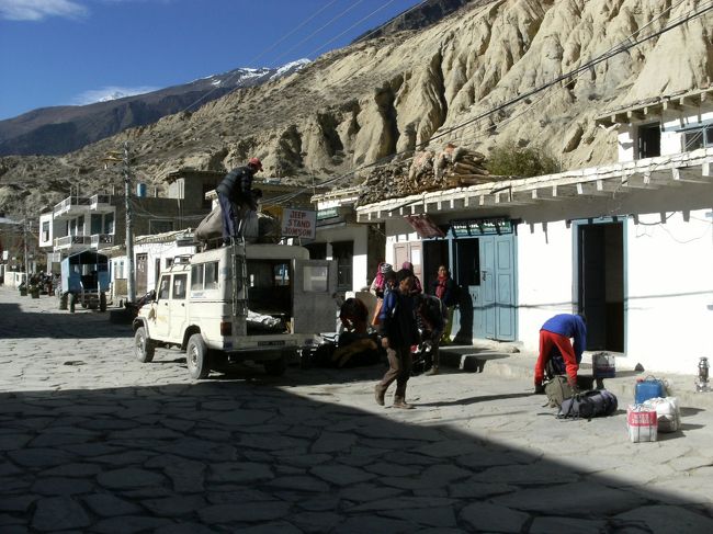 <br />　トレッカーたちを乗せたジープが出発の準備に・・