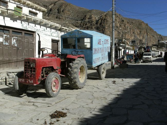 <br />　この変てこりんの車は？<br /><br />　下の写真にある、マウンティンリゾートというホテルのシャトルである。<br />　日本人団体ツアー客がよく利用するホテルである。この日もJTB旅物語ご一行さまが、MDSAのオフィスを表敬訪問されていた。<br />　ゲストはこの車でホテルまで戻る。足に自信があれば歩けばよいが半端な距離ではない。