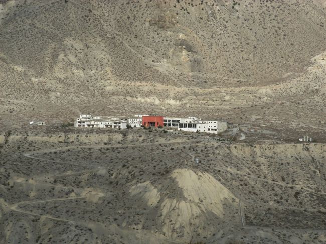 　ジョムソンで最高級のホテル・マウンティンリゾートは高い（ホテル代も高いが）ところにある。<br /><br />　見晴らしはよいがアクセスが悪いので、上のようなシャトル？の車が必要なのだ。道路からかなり上にある。<br />　<br />　まず私には縁がないホテルである。