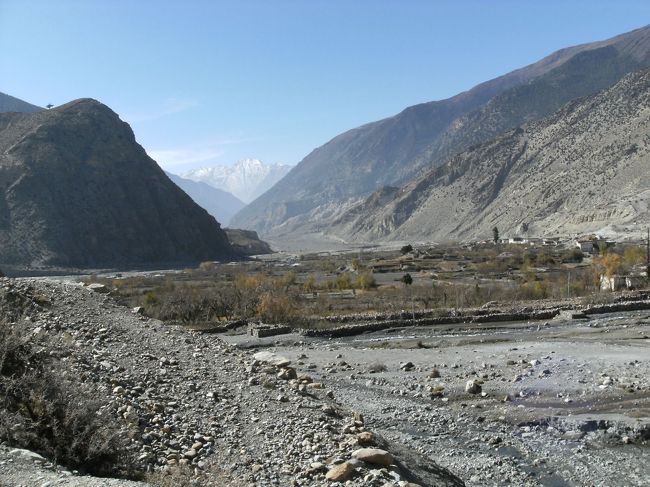 <br />　川を挟んでむこうはティニ・THINI村の農園である