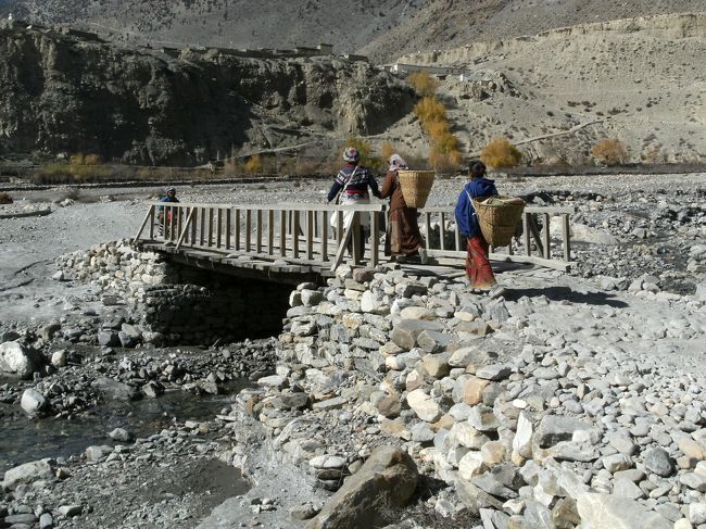 <br />　ジョムソンの市街から研修センターまではおよそ２ｋｍくらい離れている。<br /><br />　近いようだが石ころだらけのごろごろした道なので容易に歩けない。午後からは風が強く目や鼻に砂塵が舞い込む・・・