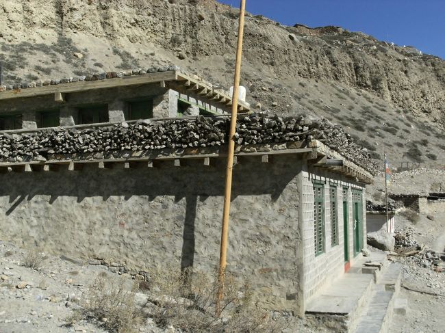 <br />　シャン村の住居・・<br />　<br />　ここにも村人たちの生活がある。<br /><br />　風が強いので屋根はしっかり補強してある。