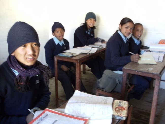 <br />　さっそく校長先生の許可をとって、校内を見学させてもらう・・<br /><br />　上級クラスの子たち・・