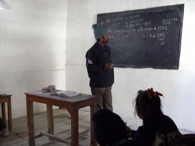 <br />　数学の授業のようである。<br /><br />　簡素な黒板（壁のボード）、チョーク、粗末な黒板消し・・・<br /><br />　