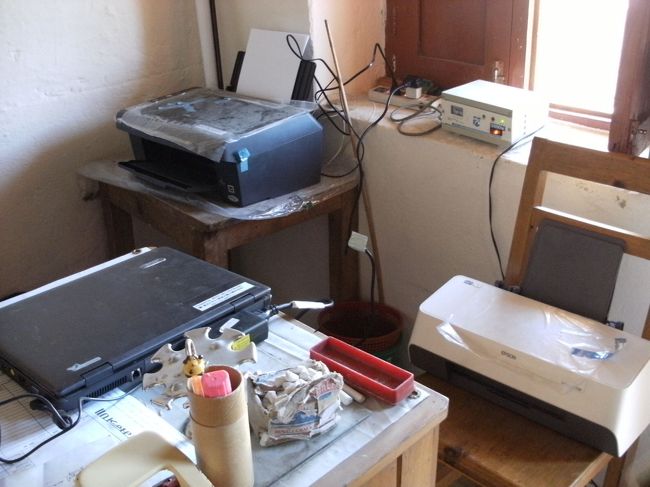 <br />　校長室に唯一のＰＣがあり、その側にプリンターもあった。<br /><br />　このＰＣとプリンターは、川崎市在住の日本人・坂大トキエさんという方がネパールに来られた時、ＭＤＳＡのオフィスを訪ねて来られ、その活動に感動されＭＤＳＡを通じてＰＣとプリンター計１１台を各校に寄贈されたのである。<br /><br />　こうして坂大さんが寄贈されたパソコンがネパール辺境の学校で活用されているのです。<br /><br />　学校では試験問題作成や生徒配布用の資料作成に使われ不可欠のもとなっている。<br /><br />　ただ、インターネットの環境整備まではほど遠く、もっぱらワードやエクセルが主である。<br /><br />