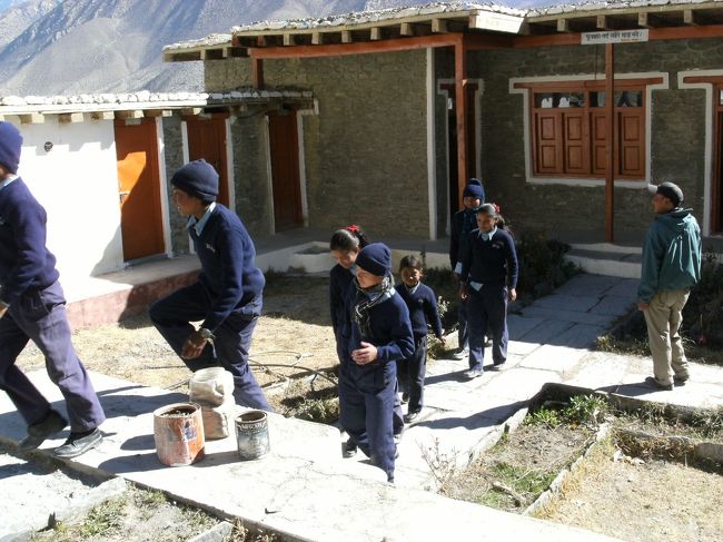 <br />　いよいよ生徒一人一人に鉛筆が配られる、<br /><br />　校舎から校庭へ出る生徒たち・・