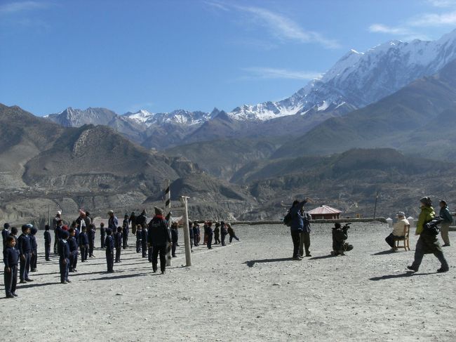 <br />　校庭は広い、<br /><br />　近藤先生が自慢するだけあって、ネパール中でも屈指の広さである。<br /><br />　村民総出で、石を掘り起こし、石ころを取り除き苦労して造ったという・・・