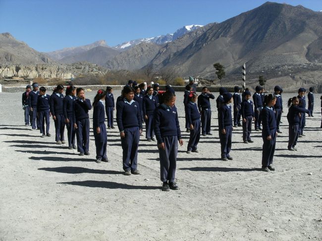 <br />　校庭に整列した生徒たち・・