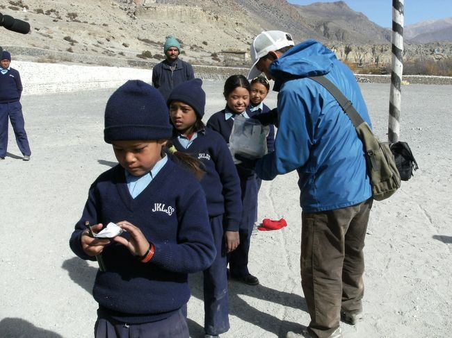 <br />　スタッフが生徒一人一人に鉛筆を配る・・