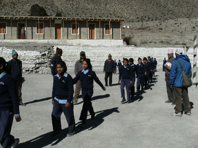 <br />　校舎に戻る生徒たち・・<br /><br />　