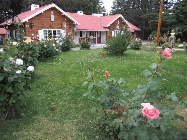 町のメイン通りにある、国立公園のインフォメーションセンター<br />（私が行った時はやっていませんでした。）<br /><br />通りに並ぶのはお土産屋さんがやっぱり多いです。<br />何か記念にほしいなと、ひととおり、見て回ったかも。<br />（あんまりなかった・・・。）<br />