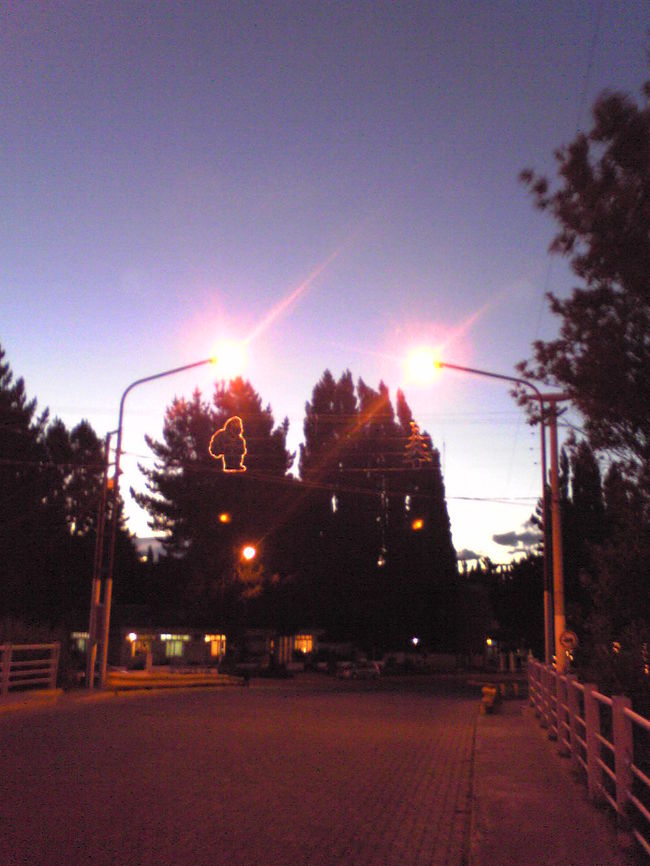 夜、メイン通りへの入り口。<br /><br />この時期、１０時過ぎでも夕暮れ時、というかんじです・・・<br /><br />ひかえめな？クリスマス飾り。<br />