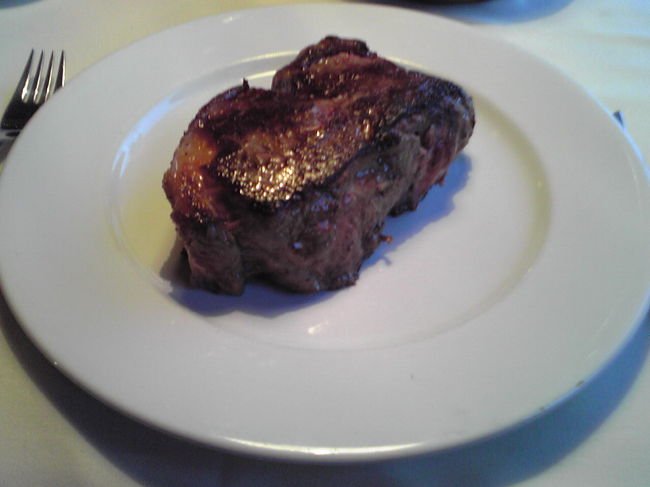 それにしても、ステーキばっかり食べていました♪<br /><br />私の人生で、こんなに牛肉を食べ続けたことはないです。はい。<br />脂が少ないせいか、量も食べてるというのにもたれないし、意外に飽きない・・・日本じゃほとんどお目にかかったことないのに、ここぞとばかりに食べてました。<br />健康不安は帰ってから考えよう。と。<br />