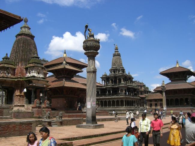 パタンです。広場からは車が入ってこないのでゆっくり見て回れます。赤土の古い建築がたくさん。<br />いい雰囲気です。