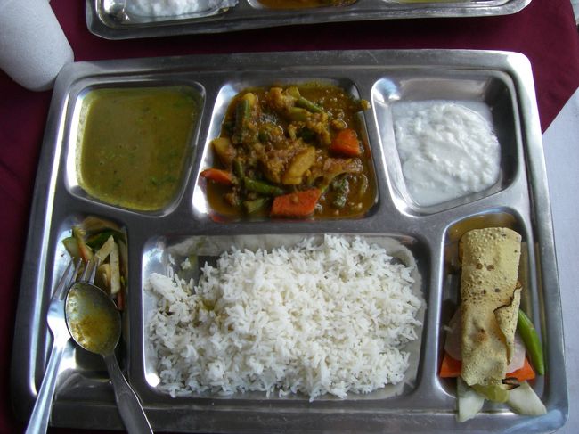 ネパールの国民食、ダルバートです。<br />カレーみたいでおいしいです。