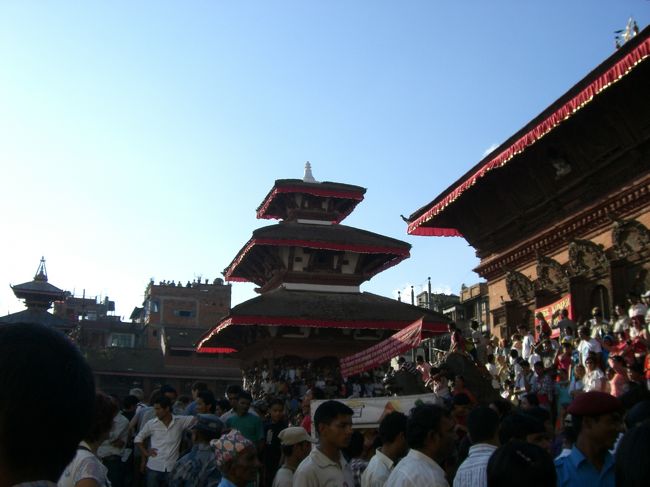 町の中心のダルバール広場にいきました。<br />この日はインドラ・ジャドラというお祭りの日。<br />クマリを拝見することはできなかってけど、雰囲気を味わえました。<br />すごい人…。