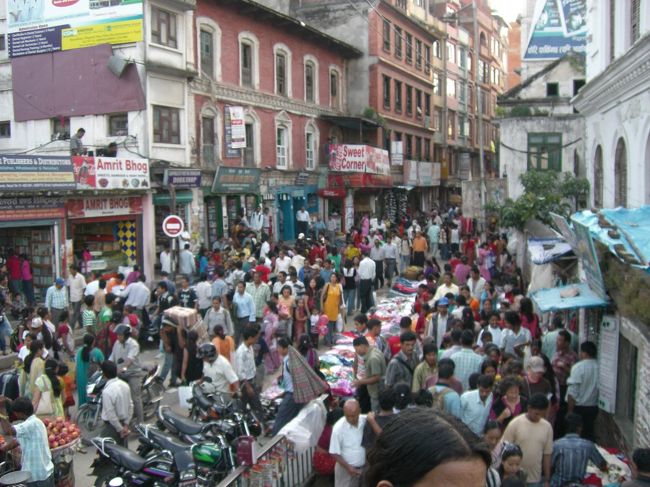 ダルバール広場からのびている通りです。<br />すごい人です。お店には食べ物から衣料品からいろいろなものが売られています。