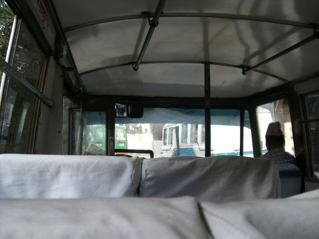 バスに揺られること１時間半バクタプルにいきました。窓をあけていると、ほこりがすごいので、マスクを持っていくのがいいと思います。