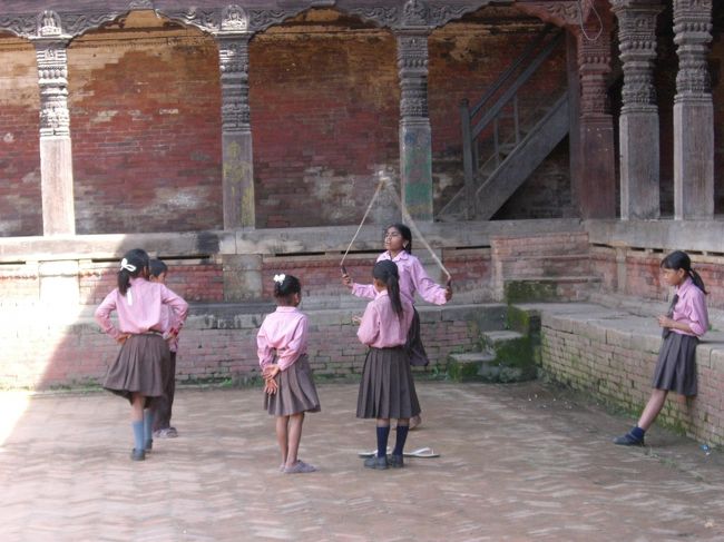 子供たちも縄跳び。