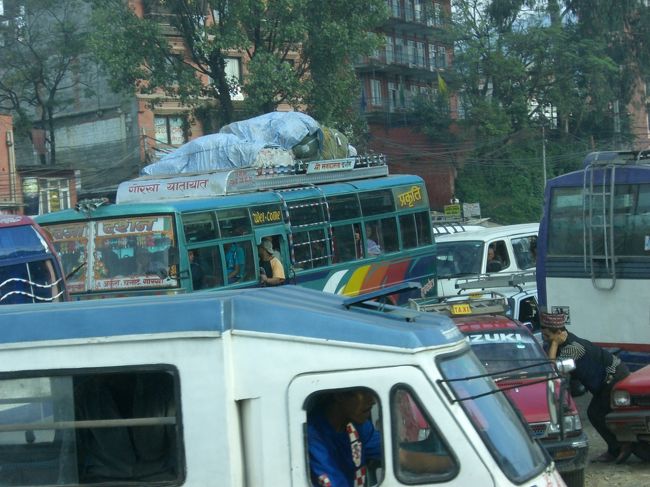 今日からポカラにでかけます。カトマンズ→ポカラはバスで約７時間。一番安いバスでしたが、乗り心地はそんなに悪くありません。