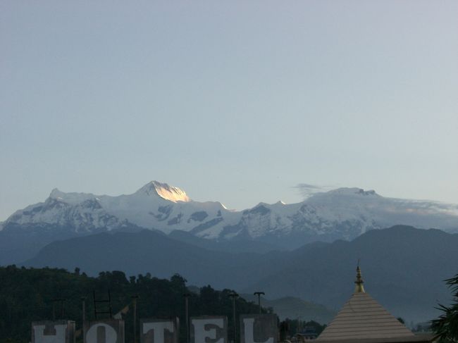 ポカラに到着した翌日の朝、運良くヒマラヤの山々が顔をのぞかせました。自然の美しさに初めて感動しました。素晴らしい。