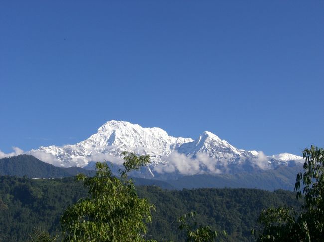 朝見たヒマラヤに悩殺されて突如ハイキングに申し込みました。こんなきれいな山をみながら歩くのは気持ちいい〜。