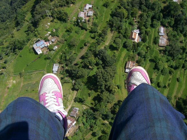 私も飛んじゃいました。風が心地いい。湖もきれい。<br />贅沢です。