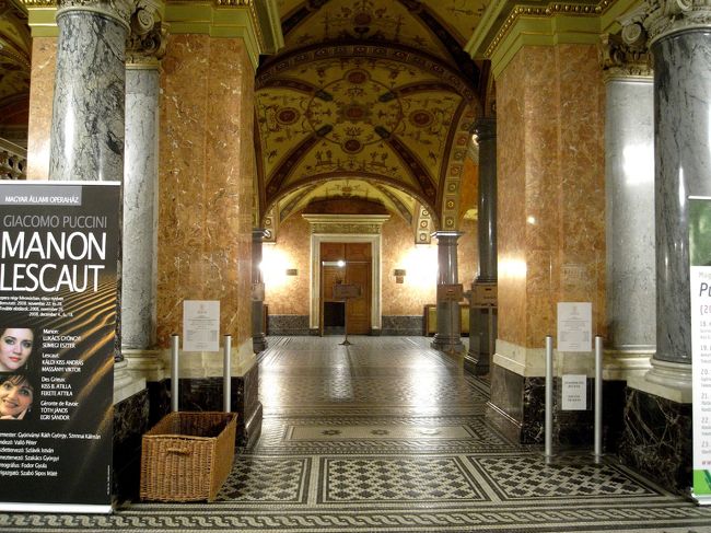 国立オペラ座の劇場見学ツアーへ<br />3時半くらいなのに辺りはもう真っ暗・・・<br />追加料金を払えば写真ＯＫだったのですが<br />この暗さの中写す自信がなかったので断念。<br />ロビーの様子です