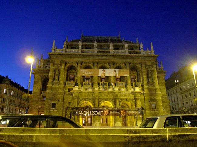 オペラ座外観<br />見学を終えて外に出たら辺りは真っ暗に。<br />夜の街を夜景を見ながらそぞろ歩き。<br />