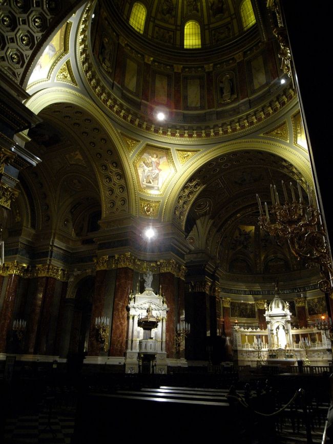 聖イシュトヴァーン大聖堂<br />閉まる直前に滑り込み<br />でも、暗くて中がよく見えません・・・