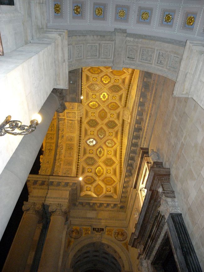 大聖堂の入口部分<br />いつのまにか誰もおらず、<br />あわてて出口へ