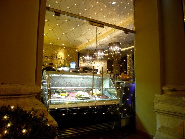 大聖堂に程近いカフェ<br />イルミネーションがきれいだったのでパチリ♪<br />冷え込んできたので、一度ホテルに戻り<br />ナイトクルーズの防寒準備。