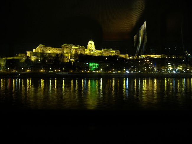 ナイトクルーズは２ドリンク付きで３７００フォリント。<br />ガラス越しに見れるので中は暖かいです。<br />ビデオとヘッドホンで景色の説明をしてくれるんですが、<br />ビデオの画面が明るすぎて夜景が見えにくい・・<br />もし、このクルーズに行かれる方がいたら、<br />後方の席がお勧めです。<br />日本語の解説もあるんですが、<br />ナレーターが素人っぽくて笑えました。<br />でも、この値段でドナウ岸の夜景がたっぷり楽しめたので満足です。<br />飲み物はワインやビール、ジュース類色々選べました。