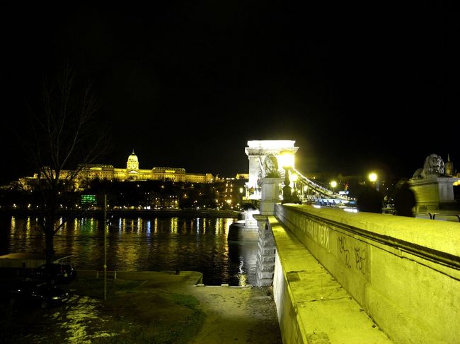 クルーズを終えて、ヴァーツィ通りで夕食を買ってホテルで食べました。<br />ホテルがくさり橋のすぐ前だったので、<br />夜景の撮影をしにちょっと外へ。