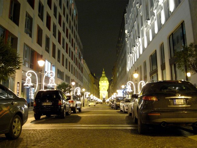 フォーシーズンズホテルの横の道から大聖堂が見えます。