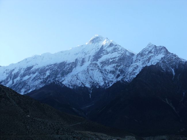 <br />　ニルギル山がジョムソンの街を見下ろす・・