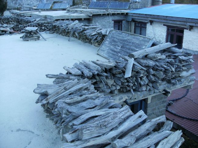 <br />　ゲストハウスの屋上に出てみる。<br /><br />　燃料用の薪が沢山置かれている。